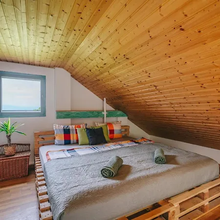 Hillside 2 A Szent Gyoergy-hegy Lankain *